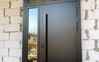 дверь стальная в загородный дом с боковой и верхней вставками, общий вид снаружи