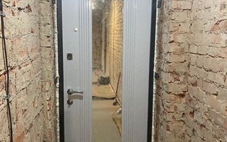 входная антивандальная дверь в квартиру с зеркалом внутри